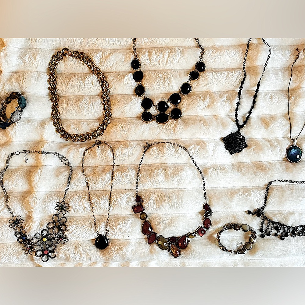 10 pc Bundle lot of unique necklaces‎ - assorted